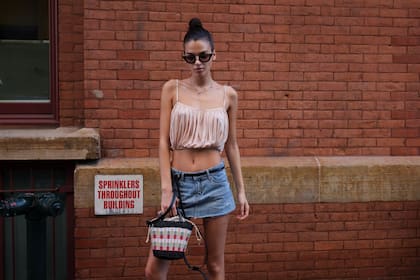 Elena Azzaro, de 23 años, una modelo con sede en Nueva York, posa para una foto en Manhattan