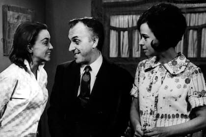 Elena Cruz y Susana Freyre con Hugo Moser