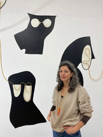 Elena Dahn con su obra