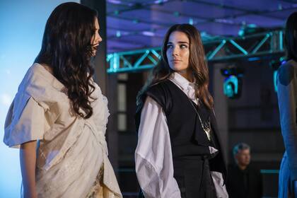 Elena (Delfina Chaves) desfilando para su madre, Edha (Viale)