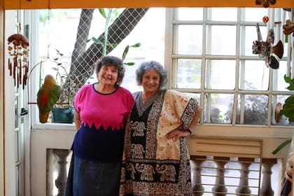 Elena (der.), junto a su hermana Susana (izq.), con quien comparte su pasión por la programación