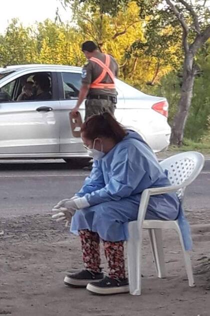 Elena Gómez se sentó a descansar en un momento de su ardua jornada de hisopado en un puesto fronterizo de Corrientes: "Sentí que me iba a desvanecer", dijo después al contar la historia de su foto