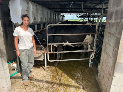 Elena, la hija de Ubaldo Dulevic, en la sala de ordeño