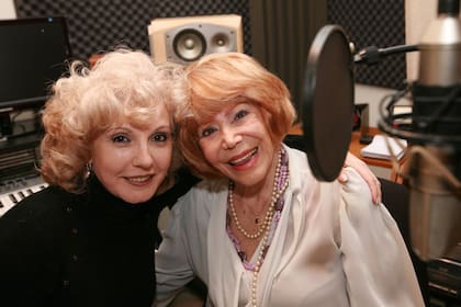 Elena Lucena junto a Ana María Cores, durante la grabación de un programa de radio en 2009