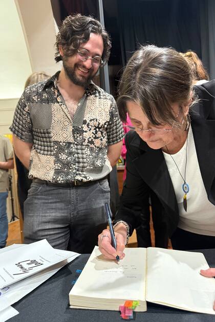 Elena Oliveras recibió el Doctorado Honoris Causa y firmó ejemplares de sus libros a artistas como Leonardo Guardianelli