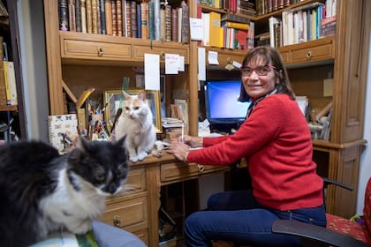 Elena Padin Olinik se formó con el librero francés Justin Piquemal Azemarou y 3 gatos custodian los libros que hoy forman parte de su librería.