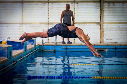 Elena Placci en el natatorio del Colegio Peña de Córdoba
