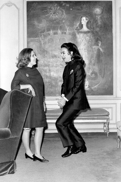 Elena Poniatowska hablando con la actriz María Félix frente a "La maja del tarot" de Leonora Carrington