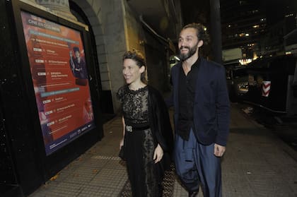 Elena Roger asistió junto a su marido Mariano Torre. La actriz de Piaf optó por un vestido largo con transparencias para recibir el galardón a la mejor canción original por El paraíso