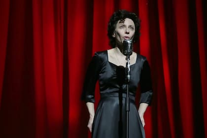 Elena Roger fue nominada a los Premios Olivier con las tres obras que protagonizó en el West End: Passion, Evita y Piaf, premio que obtuvo por esta última interpretación