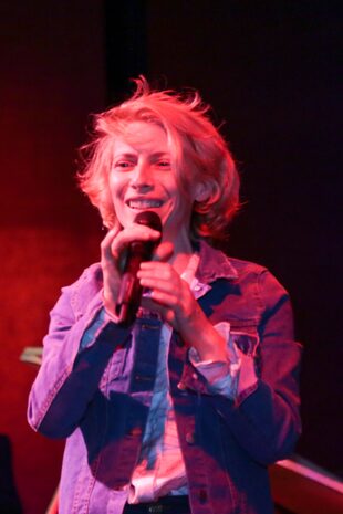 Elena Roger también fue una de las invitadas que cantó para Lino. Como no podía ser de otra manera, le puso su voz a un tema de Piaf.