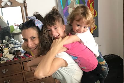Elena Roger y sus hijos, Bahía y Risco, en la casa familiar del barrio de Barracas