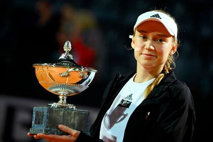 Elena Rybakina, finalmente, posó con el trofeo de campeona, pasada la medianoche en Roma.