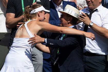 Elena Rybakina, tras ganar el título de Wimbledon en 2022, celebrando en el palco con Bulat Utemuratov, el poderoso presidente de la federación de Kazakhstán 