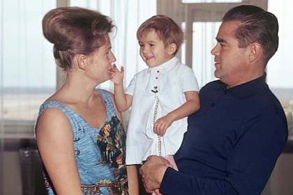 Elena y sus padres Valentina Tereshkova y Andriyan Nikolayev.