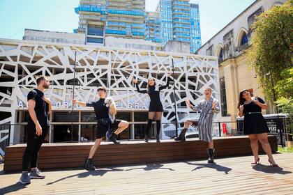 Sacha Bercovich, Roberto Peloni, Flavia Pereda, Gustavo Monje y Tatiana Luna, en Canciones con gracia, que rescata el humor en el teatro musical