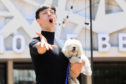 El talentoso Roberto Peloni y su perra Rita, parte del elenco de Canciones con gracia