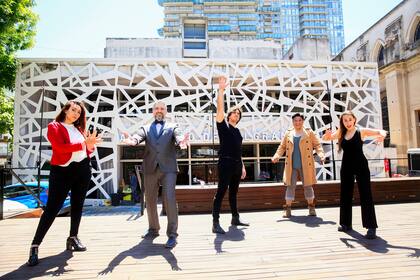 Belén Cabrera, Mariano Taccagni, Agustín Iannone, David Okada Caldas y Belén Ucar son los protagonistas de Identidad testimonial, el musical le canta a la igualdad, que se estrenará el viernes 13, en los jardines del Auditorio de Belgrano