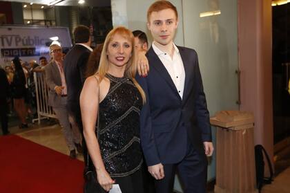 Eleonora Cassano junto a su hijo Tomás