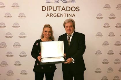 Eleonora con Guillermo reciben una placa por los 140 años de la creación del cuerpo de Taquígrafos.