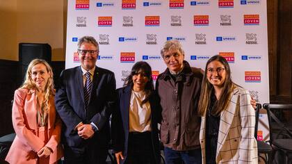 Eleonora Lamm, responsable del sector de Ciencias Sociales y Humanas en Unesco en Montevideo, Ernesto Fernández Polcuch, director, oficina regional de Unesco en Montevideo; Martha Uribe, líder de Recursos Humanos para Nestlé zona Latam; Gian Carlo Aubry, CEO de Nestlé Argentina, Uruguay y Paraguay y María Fernanda Villota, Líder Youth Zona Latam de Nestlé.