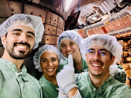 Eleonora Viezzer (segunda desde la izquierda) junto a algunos miembros del equipo que co-dirige en la universidad de Sevilla