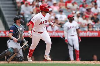 Elevado de sacrificio de Schanuel da a Angelinos triunfo 8-7 sobre Marineros en 11 entradas