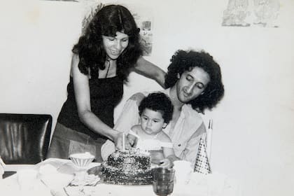 Eli en su primer cumpleaños junto a su madre, Hilda "Yuli" Once, y su padre, Korneta Suárez, fundador y frontman de Los Gardelitos hasta su muerte. "Éramos muy compañeros", dice él. "Korneta era como un libro con patas"