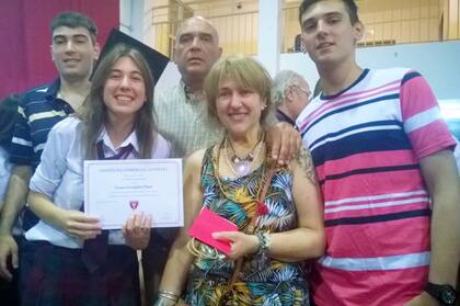 Eli junto a su marido y sus tres hijos.