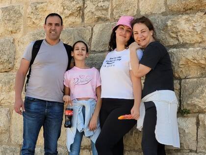 Eli Sharabi con su mujer y sus hijas, que fueron asesinadas por Hamas