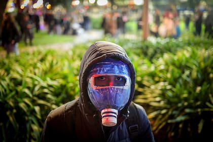 Elian A. y una máscara casera a prueba de elementos tóxicos: un bidón de agua como si se tratara de una escafandra