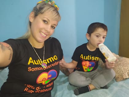 "Elián habla, no como debería a los seis años, pero se hace entender cuando quiere algo. Y una de las cosas más difíciles es tener que adivinar cuando algo le duele porque no sabe decirlo”