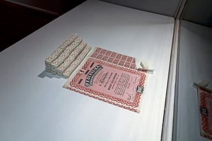 Elián Pittaro compró una plancha de acciones de El Federal que encontró en un anticuario de Mar del Plata y ahora forma parte de la instalación de la vidriera