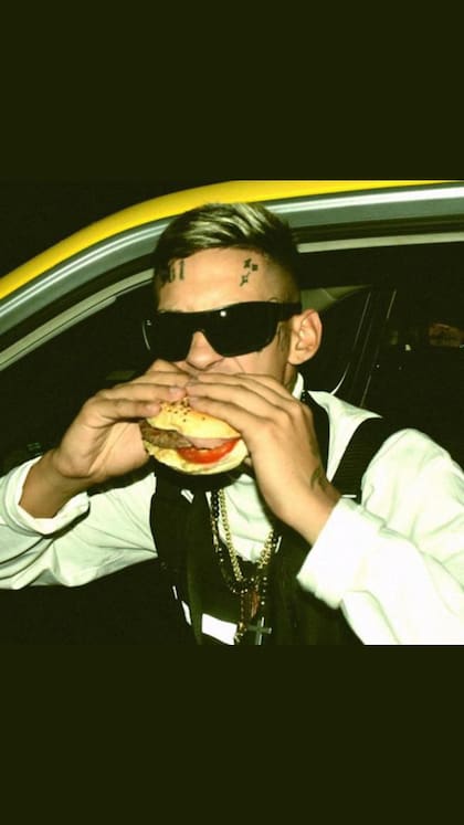 Elián Valenzuela se mostró comiendo una hamburguesa y generó gran cantidad de comentarios en redes sociales