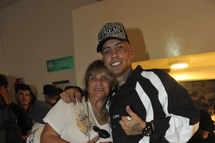 Elián Valenzuela también contó con la compañía incondicional de su madre, Claudia Valenzuela