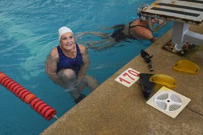 Eliana Busch entrena al menos cuatro veces por semana y da clases de natación en una piscina municipal de Viña del Mar