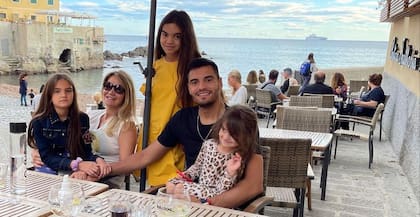Eliana Guercio y Chiquito Romero junto a sus tres hijas en unas recientes vacaciones en Italia