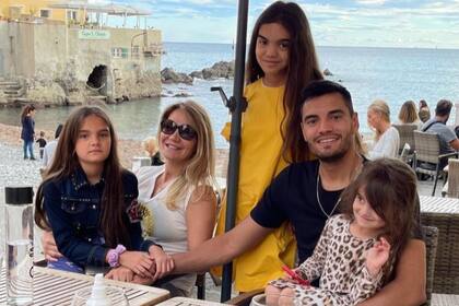 Eliana Guercio y Chiquito Romero, junto a sus tres hijas mayores