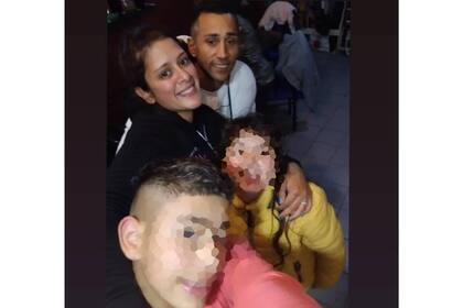 Eliana junto a su pareja y sus dos hijos