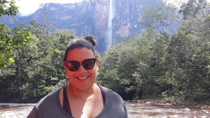 Eliane Souza frente al Salto Ángel, la cascada de agua más alta del mundo.