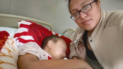 Eliannis Ramírez y su hijo Damir Ortíz en el hospital, en Cuba