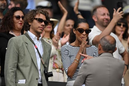 Elias Becker junto con Lilian: hijo y novia de Becker, invitados por Djokovic a Wimbledon