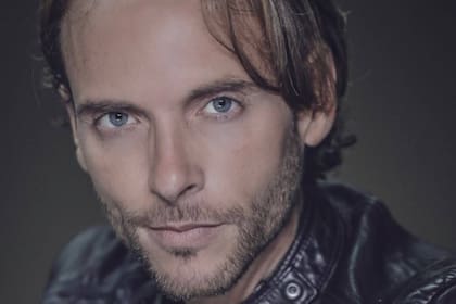 Elías Chiprut es actor, conductor de televisión y cantante. Actualmente forma parte del grupo por Mercurio