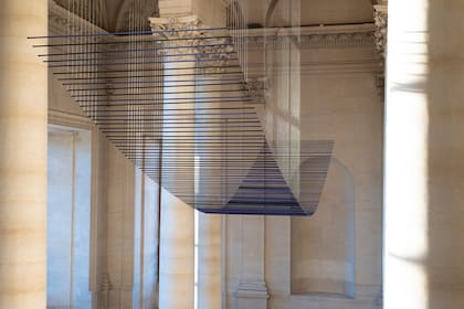 Elías Crespín, el primer artista latinoamericano vivo en tener una obra en el Louvre. Obra L’Onde du Midi, 2020 Painted Aluminium, nylon, motors, computer, electronic interface 953 x 150 cm Louvre Museum© Elias Crespin