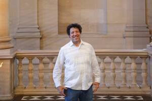 Elías Crespín, el artista que le puso una nueva "onda" a la escalera del Louvre