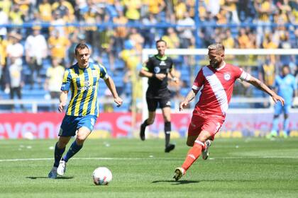 Elías Gómez jugando para Argentinos Juniors ante el club en el que nació, Rosario Central