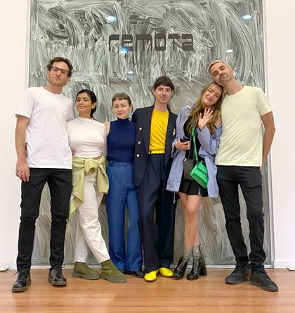 Elías (izquierda) y Yannitto (derecha) junto a cinco de los artistas salteños representados por la galería Remota