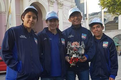 Elías Lamas, José Manuel Gorjón, Joaquín Daniel Argañaraz Fernández y Nicolás Muñoz posan con el robot que desarrollaron en el Instituto de Innovación y Tecnología Aplicada, basado en el kit educativo Lego