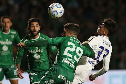 Elías López lucha por la pelota con Brian Aguirre