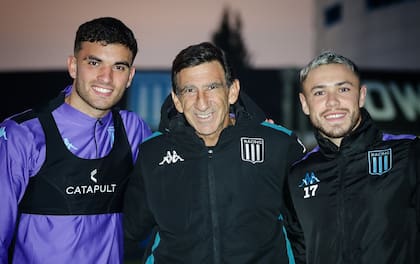 Elías Torres, junto a Gustavo Costas y Tomás Conechny; el delantero padeció una rotura del ligamento anterior de la rodilla derecha y no volverá a actuar hasta mediados de 2026.